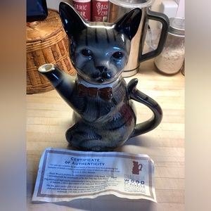 Cat teapot with COA. Excellent condition.